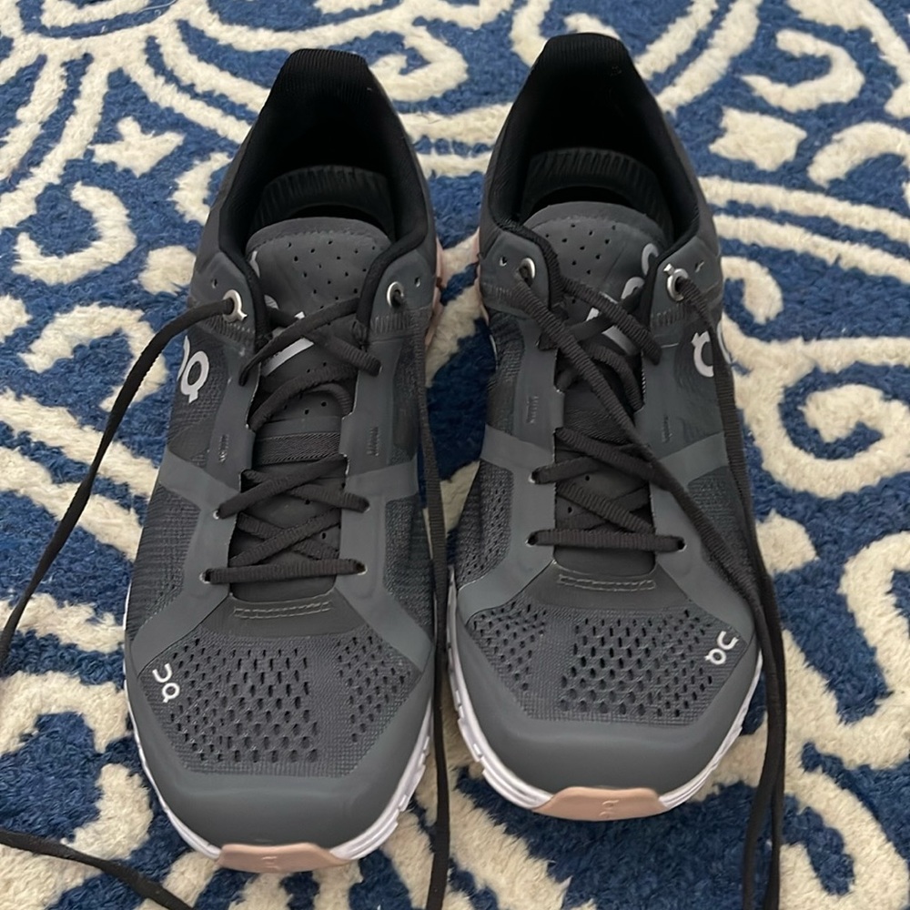 ON RUNNING CLOUDFLOW SNEAKERS GREAT CONDITION 6.5